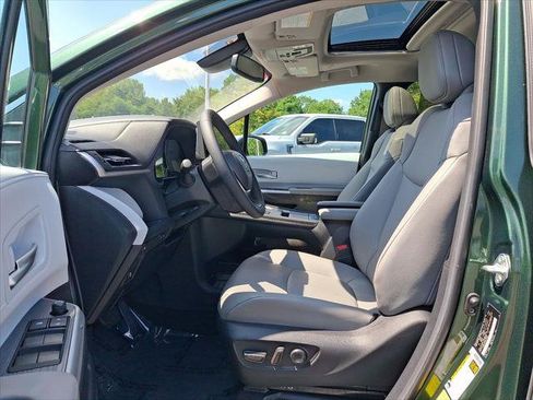 Certified 2025 Toyota Sienna XLE FWD image 12