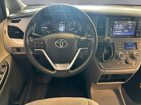 Used 2020 Toyota Sienna LE w/ LE Preferred Package FWD image 3