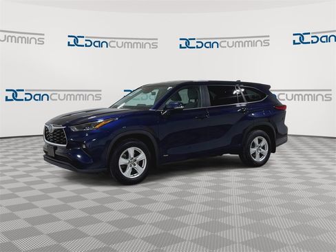 Used 2023 Toyota Highlander LE image 4