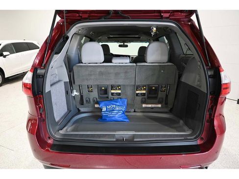 Used 2015 Toyota Sienna XLE Premium FWD image 27