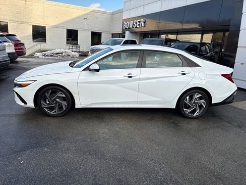 Used 2025 Hyundai Elantra Limited image 2