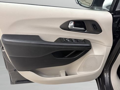 Used 2019 Chrysler Pacifica Limited image 26