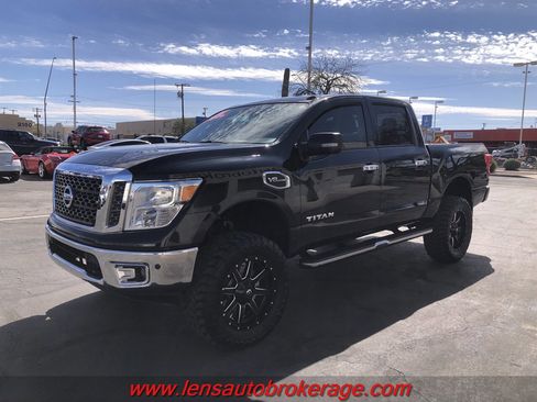 Used 2017 Nissan Titan SV image 4
