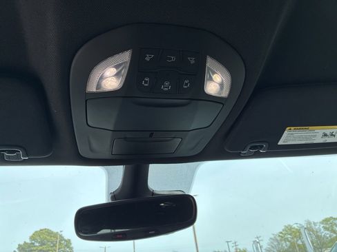 Used 2025 Chrysler Pacifica Select image 16