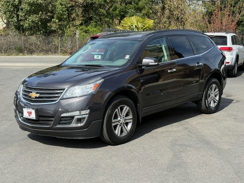 Used 2017 Chevrolet Traverse LT image 3