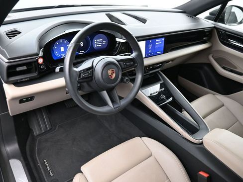 Certified 2025 Porsche Macan Electric image 4