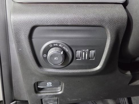 Used 2023 Jeep Grand Cherokee Limited image 19