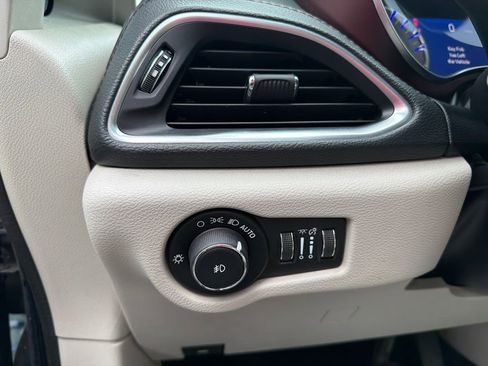 Used 2020 Chrysler Pacifica Limited FWD image 25