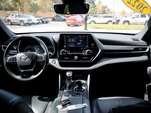 Used 2022 Toyota Highlander XSE image 28