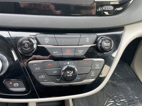 Used 2024 Chrysler Voyager LX image 12