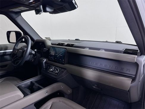 Used 2025 Land Rover Defender 110 S image 31
