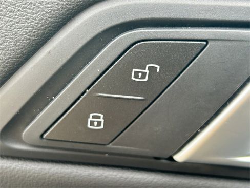 Used 2025 BMW 330i Sedan image 25