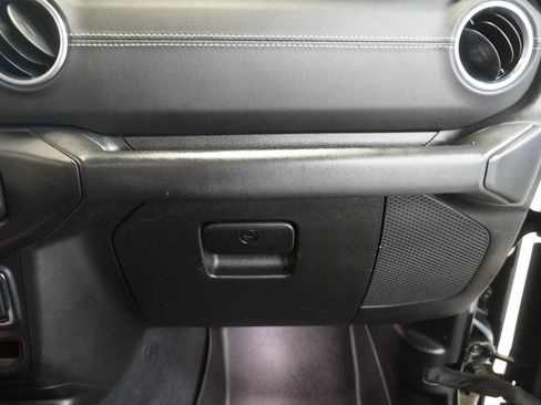 Used 2018 Jeep Wrangler Unlimited Sahara AWD/4WD image 36