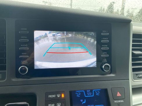 Used 2020 Toyota Sienna L image 28