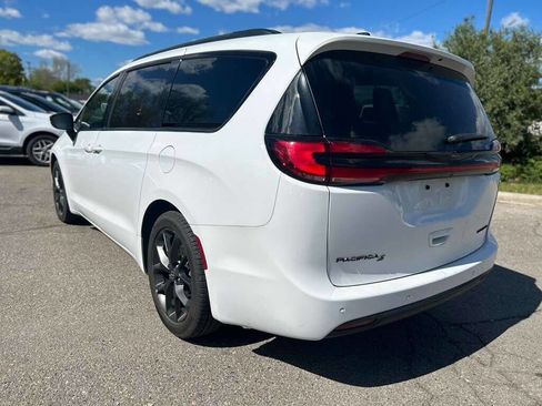 Used 2025 Chrysler Pacifica Limited FWD image 7
