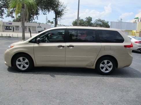 Used 2012 Toyota Sienna FWD image 5