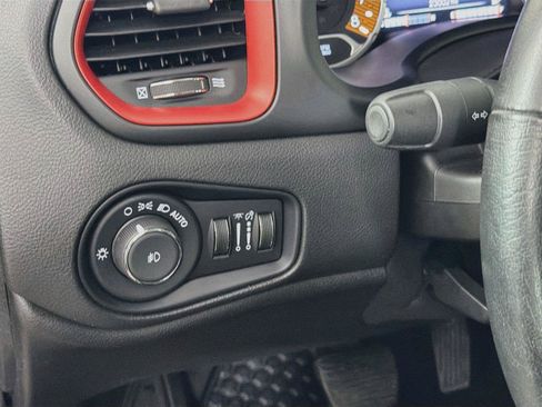 Used 2023 Jeep Renegade Latitude w/ Sun/Sound Group AWD/4WD image 17