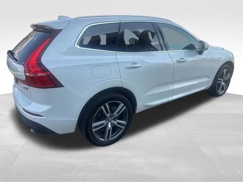 Used 2021 Volvo XC60 T6 Momentum w/ Premium Package image 3