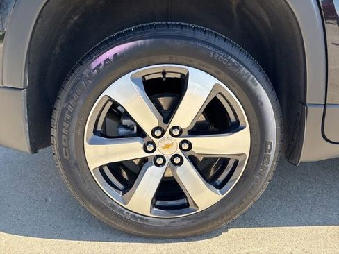 Used 2023 Chevrolet Traverse LT w/ LT Premium Package image 9