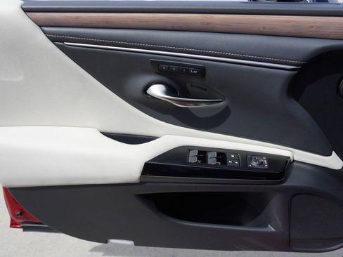 Certified 2025 Lexus ES 300h w/ Premium Package image 21