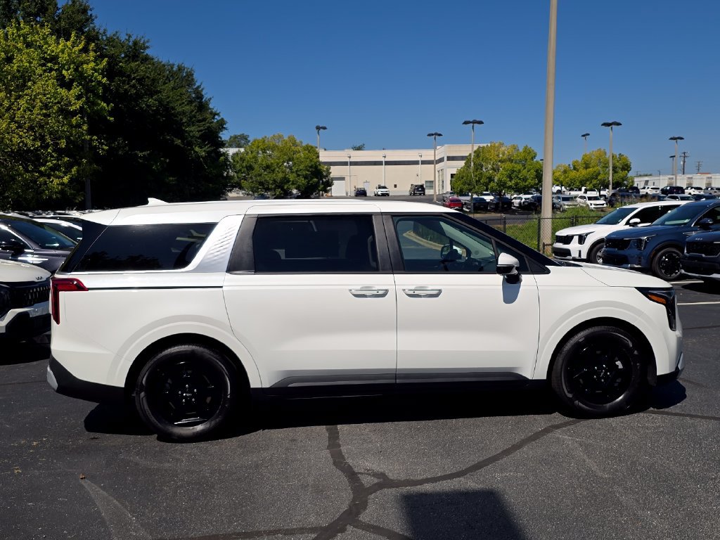 New 2027 Kia Carnival LX FWD image 2
