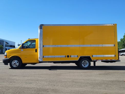 Used 2021 GMC Savana 3500 Extended w/ Power Convenience Package RWD image 4