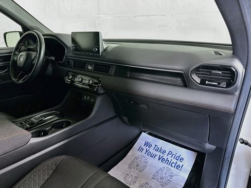 Used 2025 Honda Pilot Sport image 27