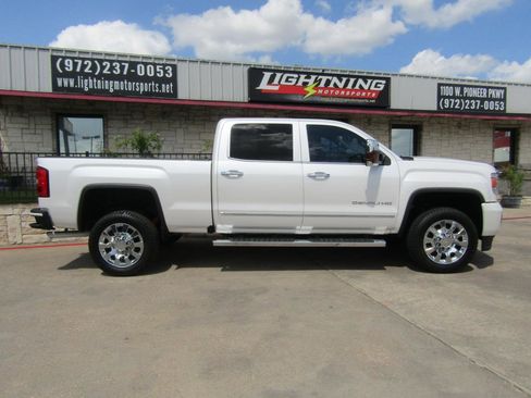 Used 2018 GMC Sierra 2500 Denali w/ Suspension Package, Off-Road image 5