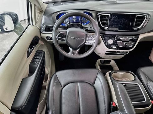 Used 2024 Chrysler Pacifica Touring-L FWD image 21