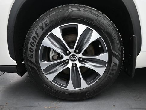 Used 2022 Toyota Highlander XLE AWD/4WD image 14