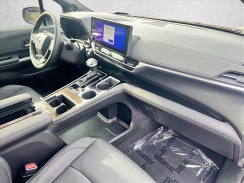Used 2025 Toyota Sienna Platinum image 24