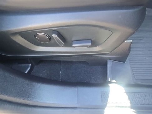 Used 2022 Ford Explorer XLT w/ Equipment Group 202A AWD/4WD image 30