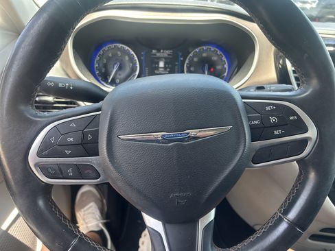 Used 2017 Chrysler Pacifica Touring-L FWD image 18