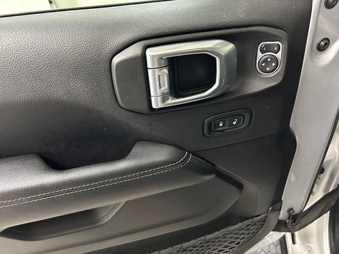 Used 2022 Jeep Wrangler Unlimited Sahara AWD/4WD image 17