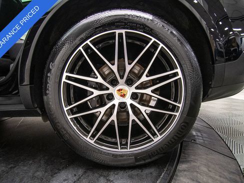 Used 2025 Porsche Cayenne AWD/4WD image 30