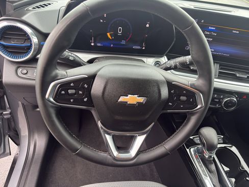 Used 2024 Chevrolet Trax LT w/ Driver Confidence Package FWD image 16
