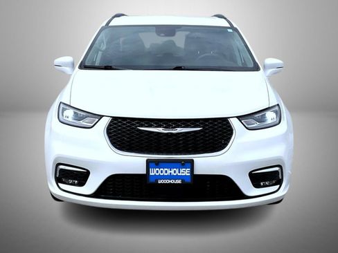 Used 2022 Chrysler Pacifica Touring-L FWD image 2