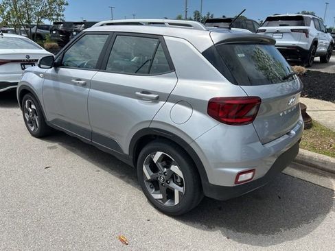 Used 2025 Hyundai Venue SEL FWD image 4