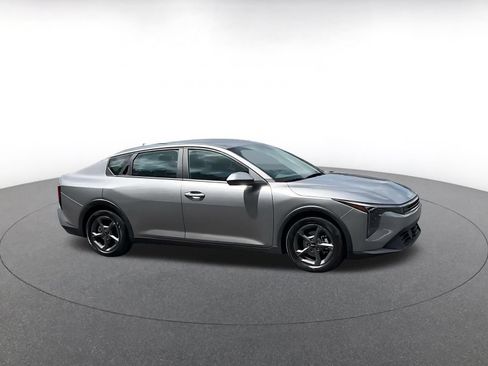Used 2025 Kia K4 FWD image 2
