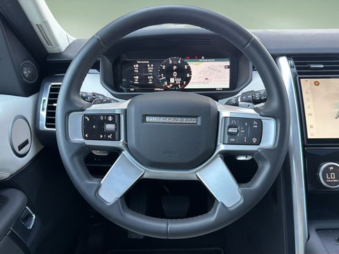 Used 2025 Land Rover Discovery S AWD/4WD image 9