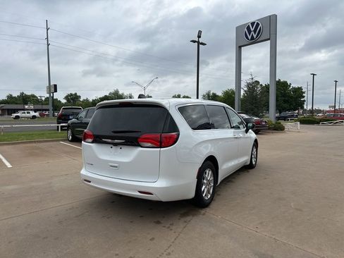 Used 2024 Chrysler Voyager LX image 5