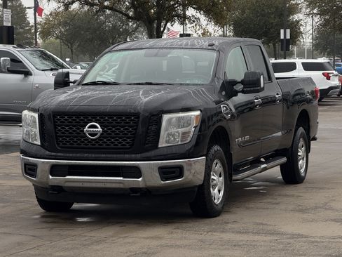 Used 2019 Nissan Titan SV image 5