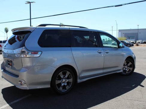Used 2017 Toyota Sienna SE w/ SE Preferred Package image 4