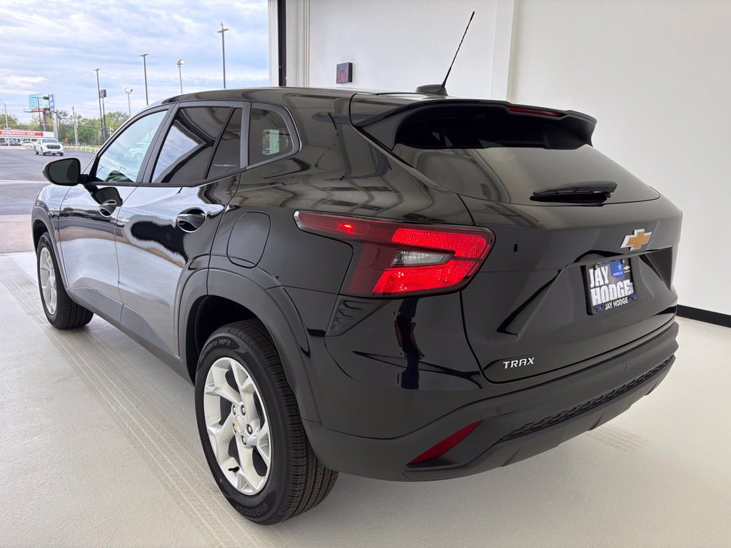 New 2026 Chevrolet Trax LS w/ LS Convenience Package FWD image 18