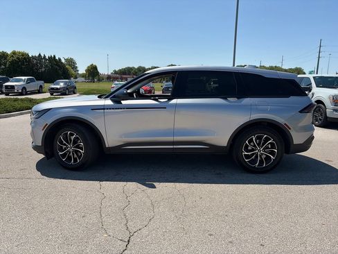 Used 2025 Lincoln Nautilus Premier AWD/4WD image 4