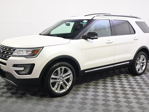 Used 2016 Ford Explorer XLT w/ Equipment Group 202A AWD/4WD image 2