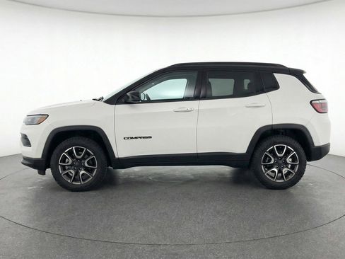 Used 2025 Jeep Compass Trailhawk AWD/4WD image 4
