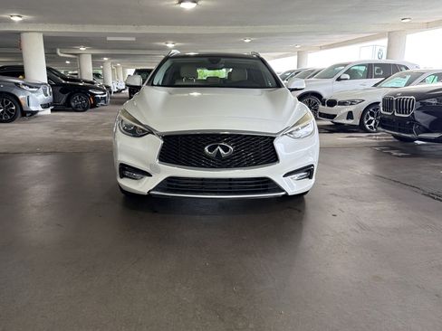 Used 2017 INFINITI QX30 Premium FWD image 5