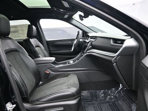 New 2025 Jeep Grand Cherokee Altitude image 27