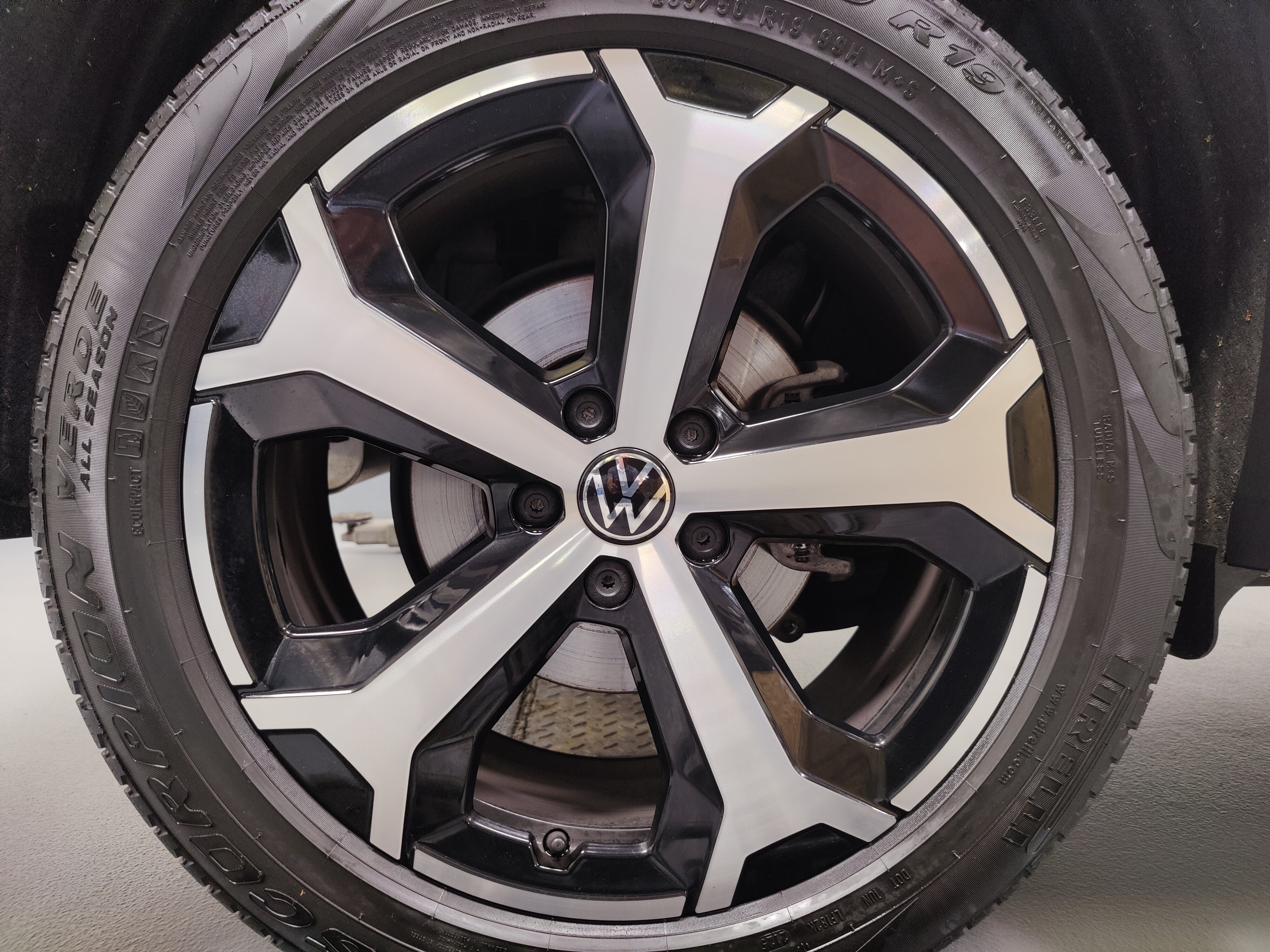 Used 2025 Volkswagen Tiguan SE w/ Panoramic Sunroof Package AWD/4WD image 24